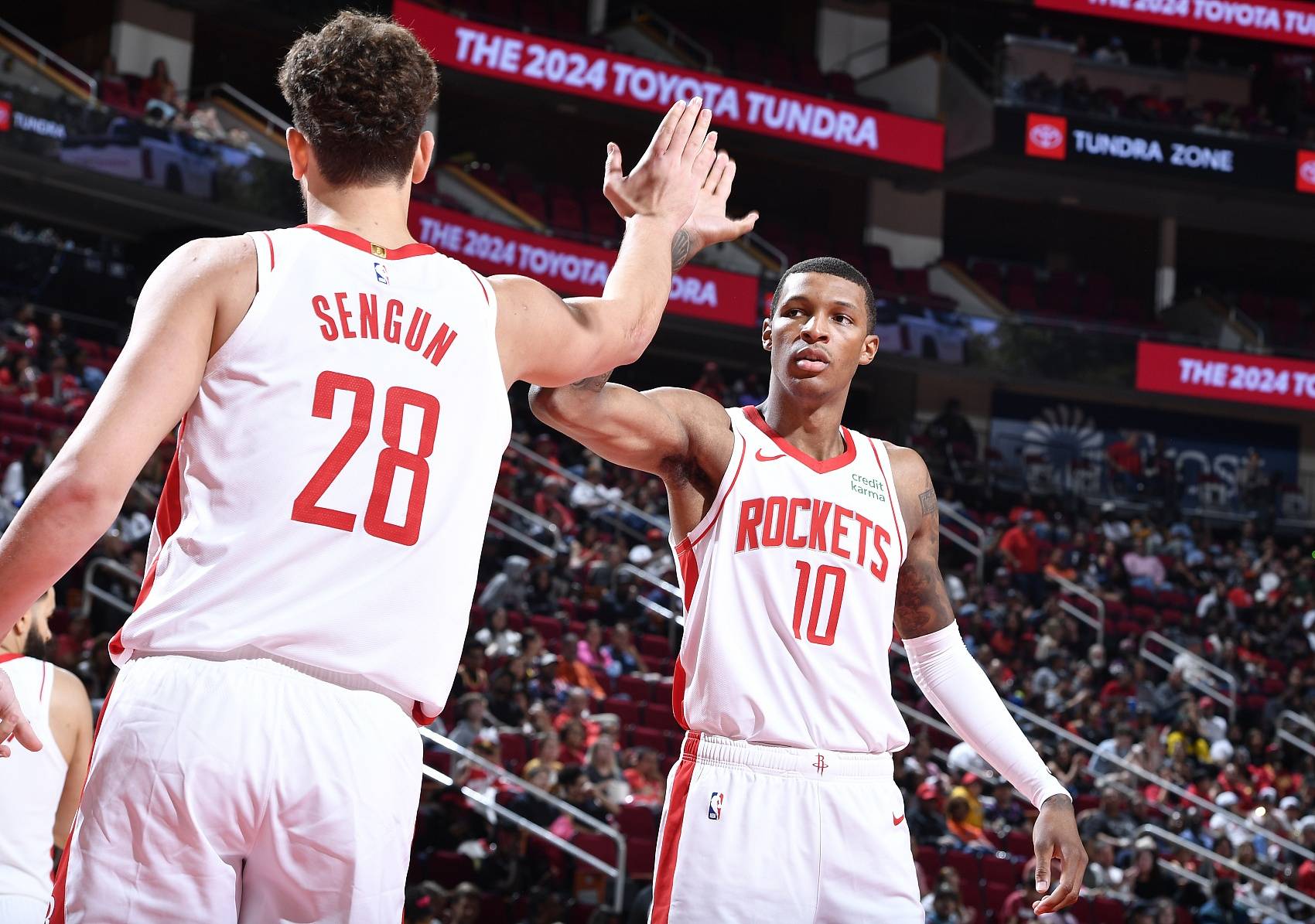 爱游戏app-火箭球员因伤退出比赛，或将缺席多场比赛的简单介绍