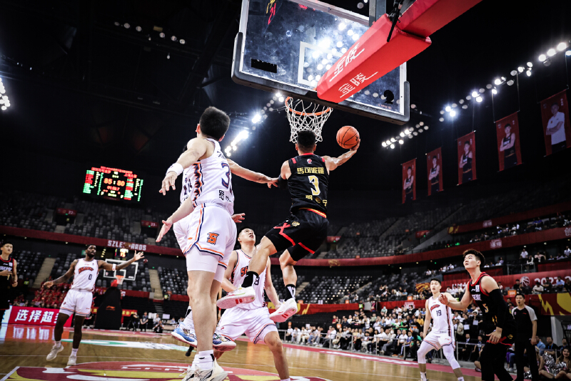 上海男篮取得关键胜利,积分追赶 上海男篮取得关键胜利,积分追赶