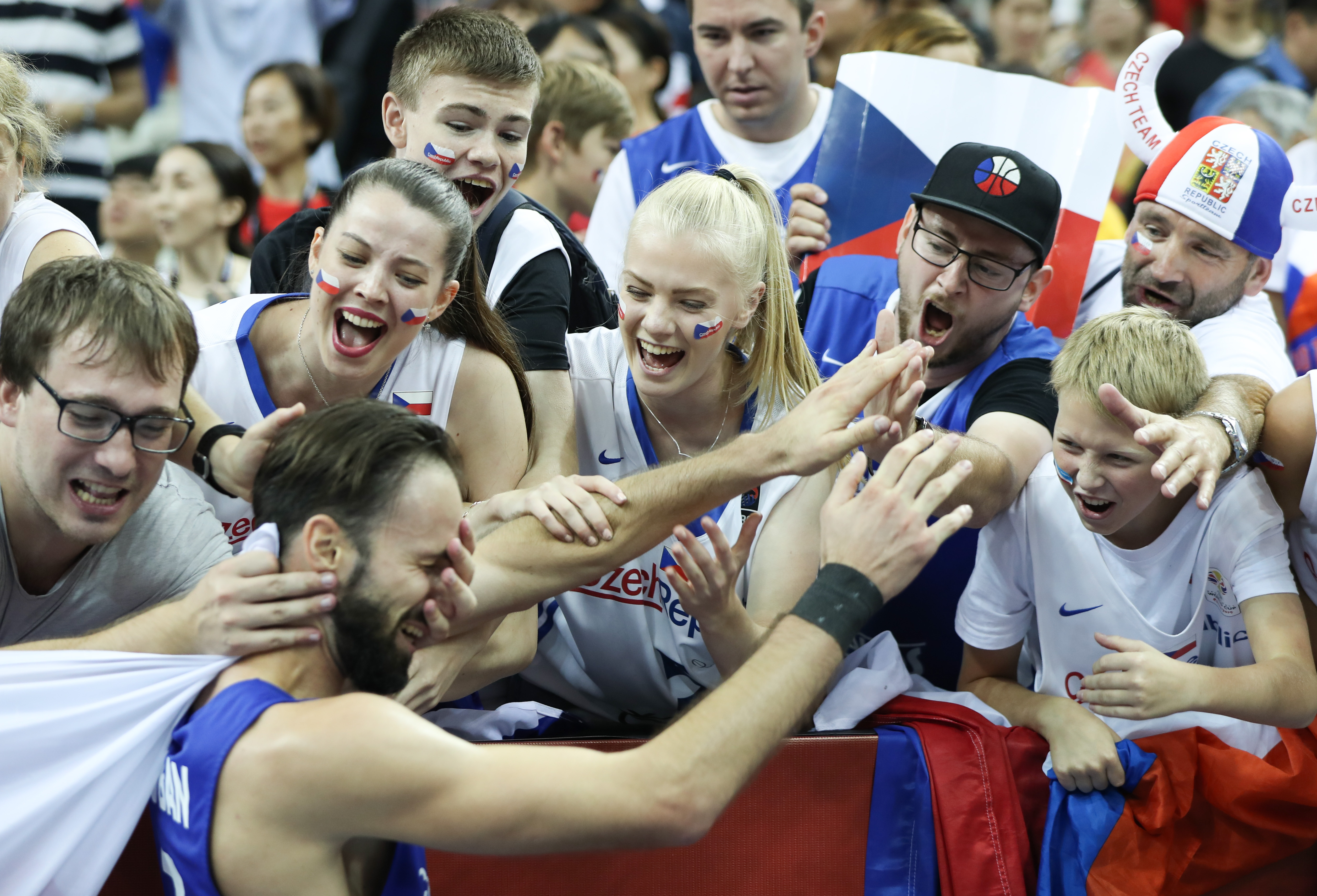 包含捷克国家队遭遇惨败，教练组寻找突破口的词条