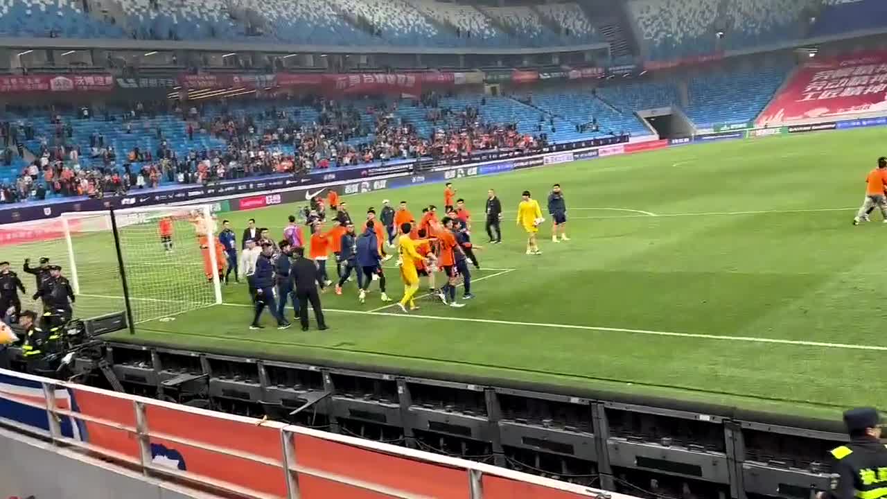 爱游戏入口-激烈比拼！球员表现受到球迷赞赏