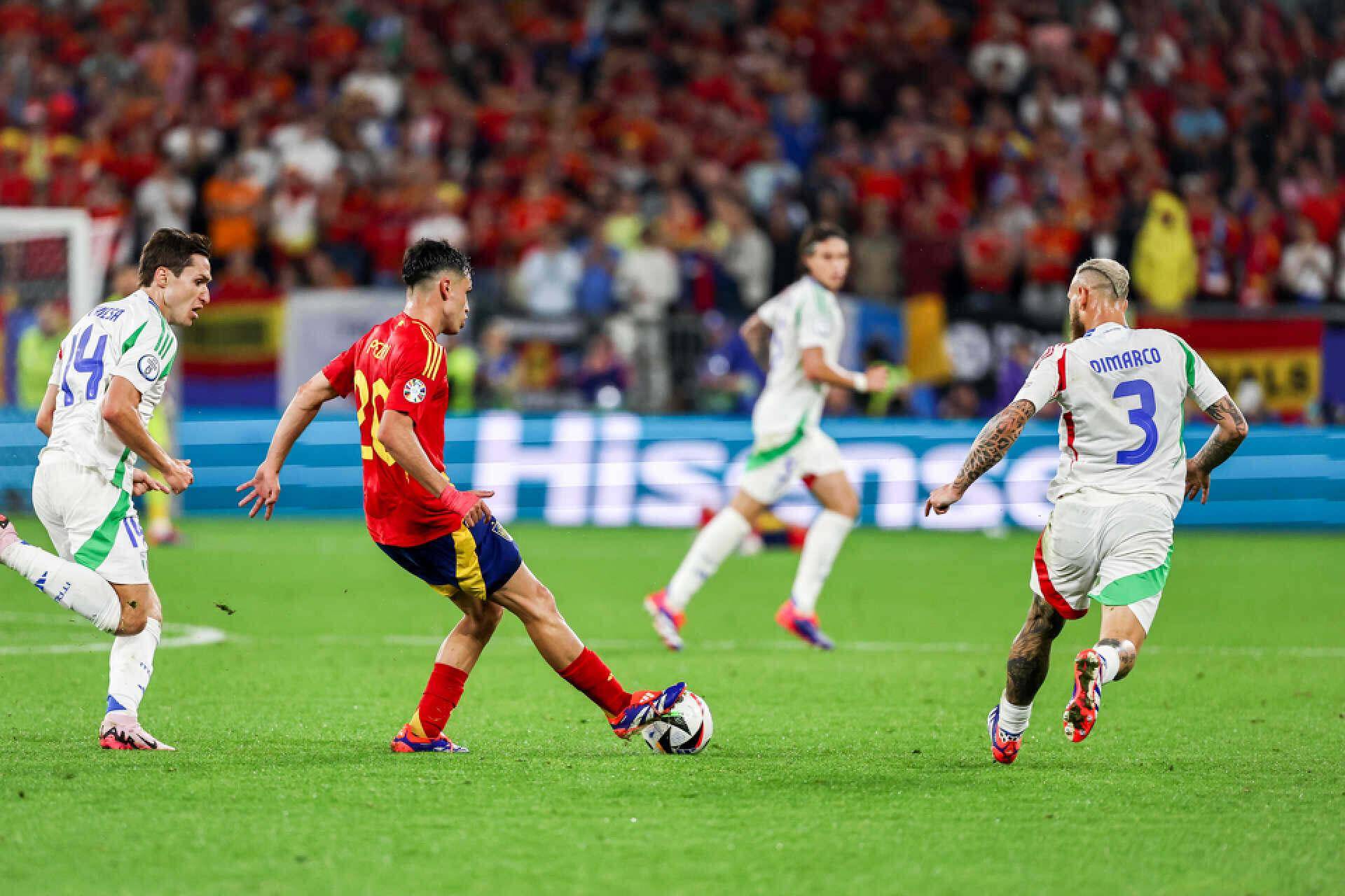 意大利门将扑救见长,安全稳固球门的简单介绍 意大利门将扑救见长,安全稳固球门的简单介绍