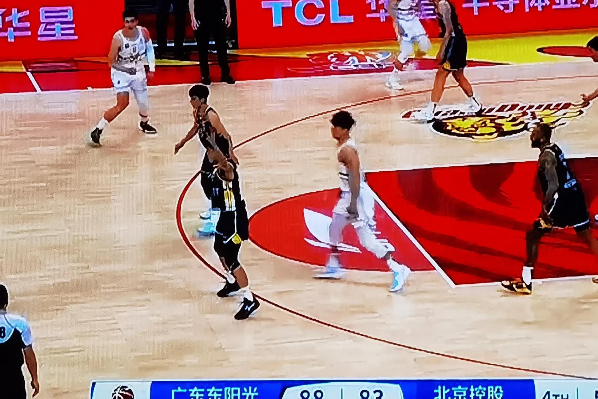 爱游戏app下载-联赛半决赛：两支球队展开激烈搏斗，精彩可期的简单介绍