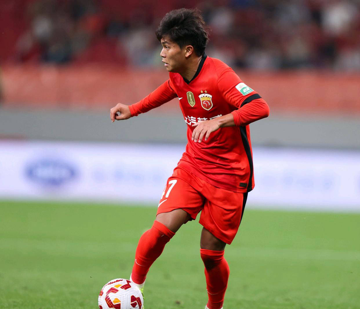 足球新秀表现出色，为队伍贡献胜利