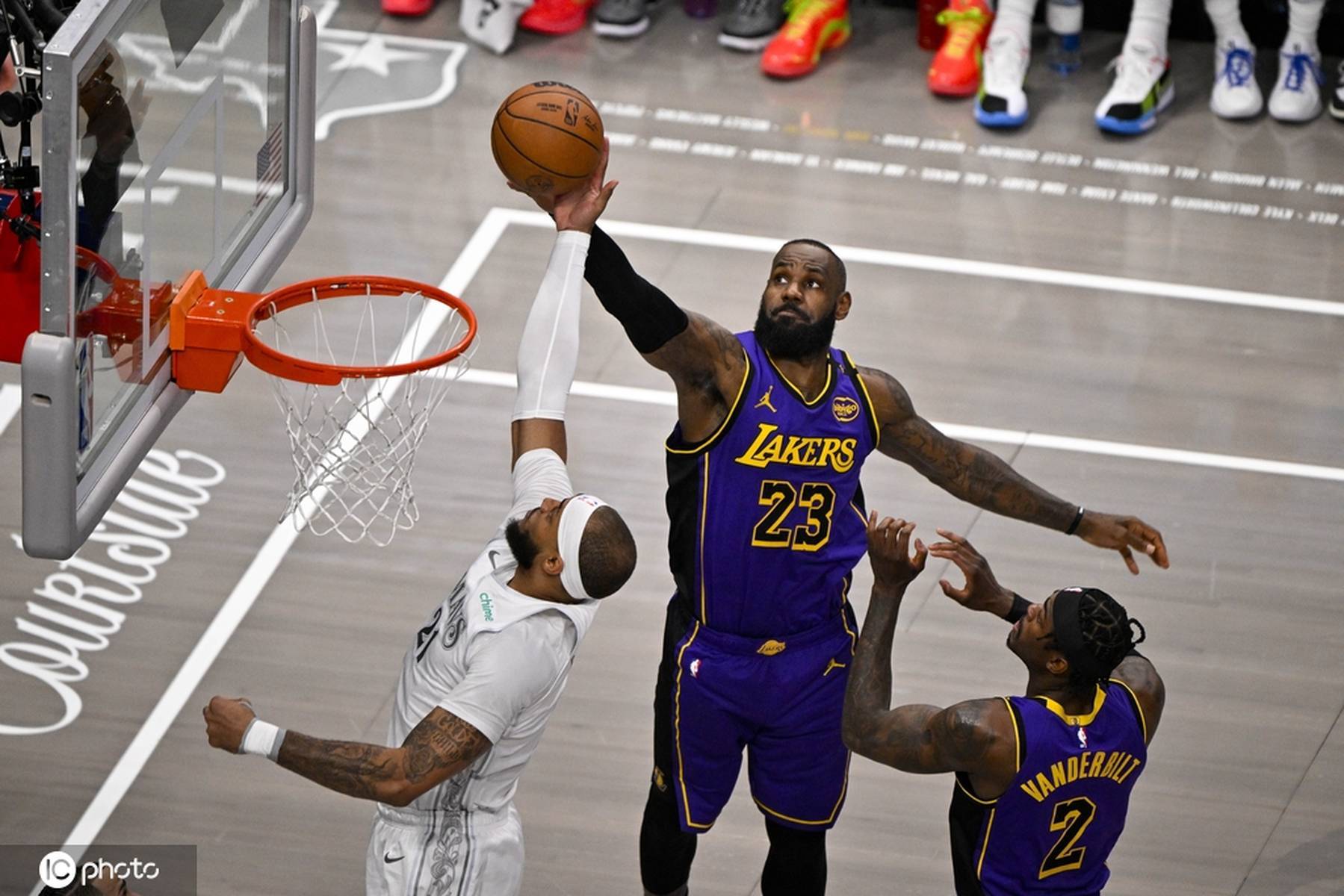 爱游戏登录入口-湖人队遭遇四连败，詹姆斯力挺新秀表现