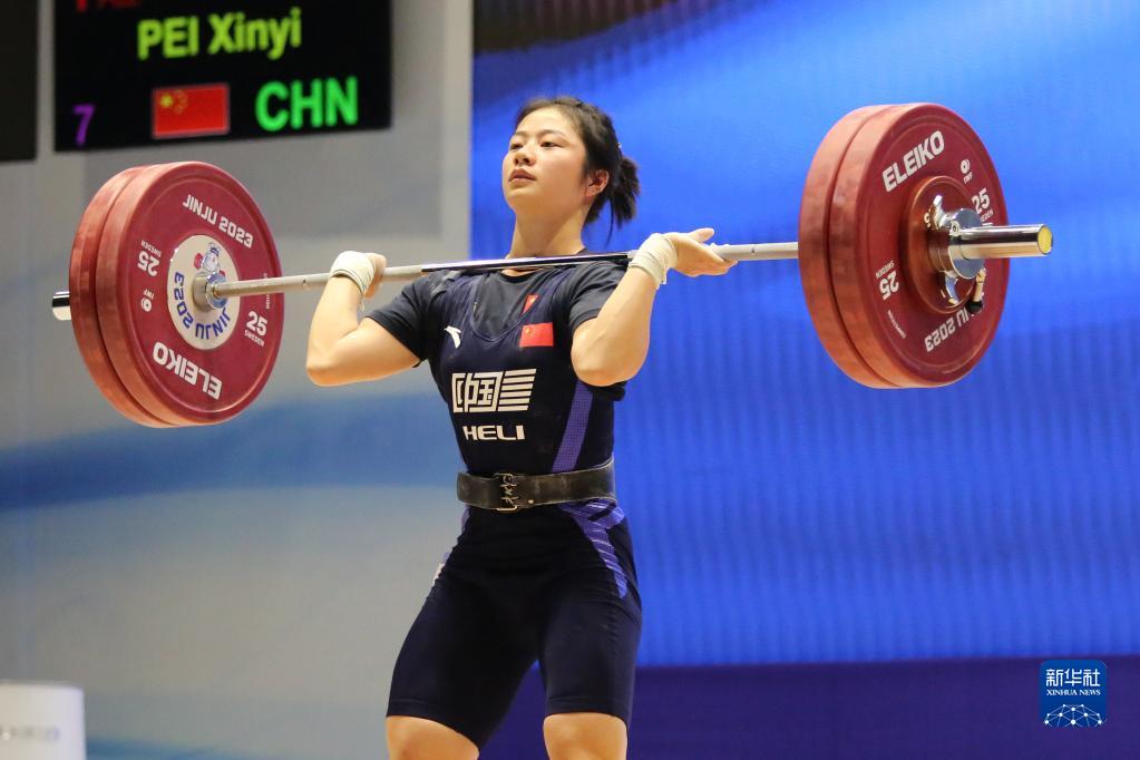 举重双项赛中出现逆袭,选手突围夺冠 举重双项赛中出现逆袭,选手突围夺冠