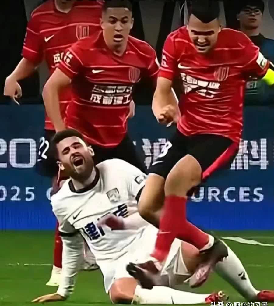 爱游戏亚洲官网-对手拼尽全力相映成趣，欢呼喝彩场面热闹吸引目光！的简单介绍