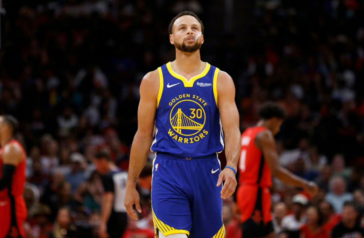 勇士队凭借库里的神奇表现，轻取对手晋级