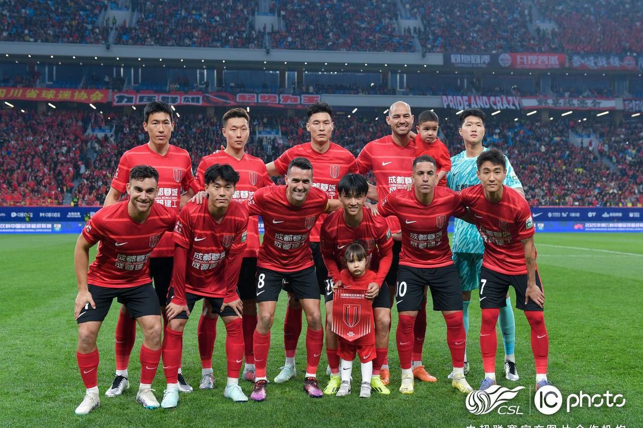 爱游戏网页版-中国足球联赛战况异常激烈，各队球员全力以赴