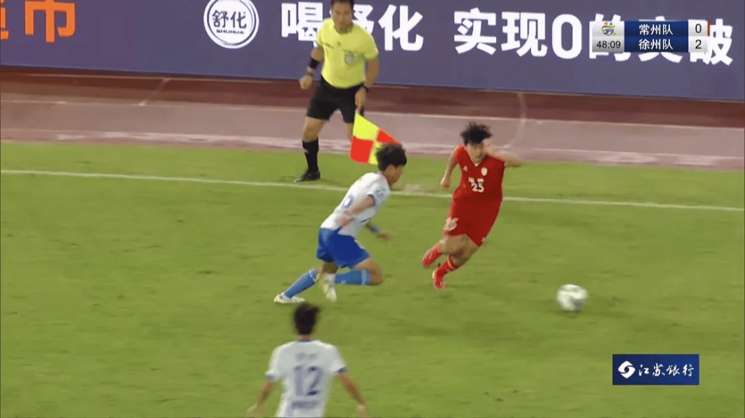 中国足球联赛战况异常激烈，各队球员全力以赴