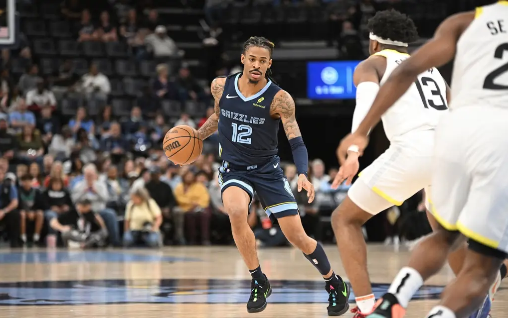 爵士逆转灰熊,米切尔连续得分助球队取胜 爵士逆转灰熊,米切尔连续得分助球队取胜