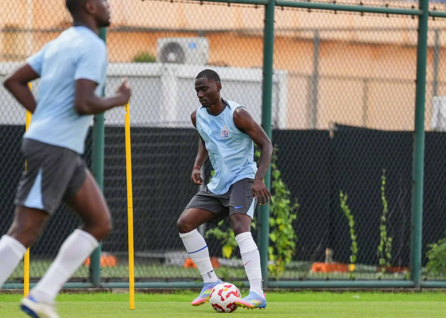 爱游戏-包含上海申花队教练组加强战术训练备战下一场比赛的词条