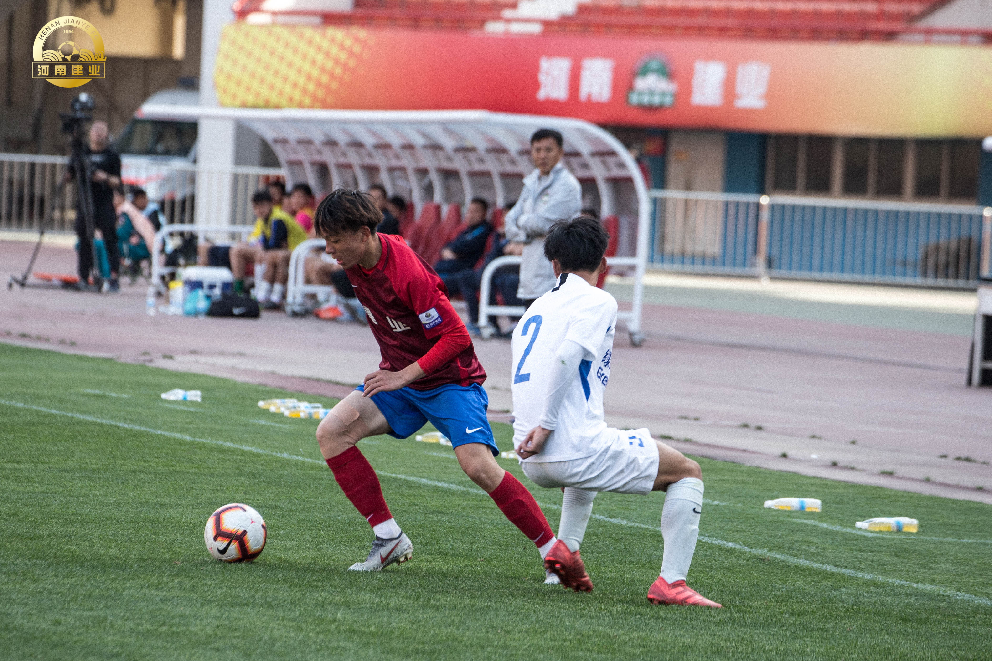 关于广州富力主场逼平河南建业，保级前景乐观的信息