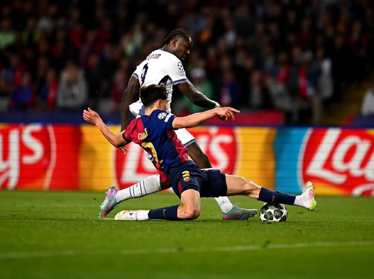 爱游戏体育官网-巴萨后卫连场犯错，引发球队危机