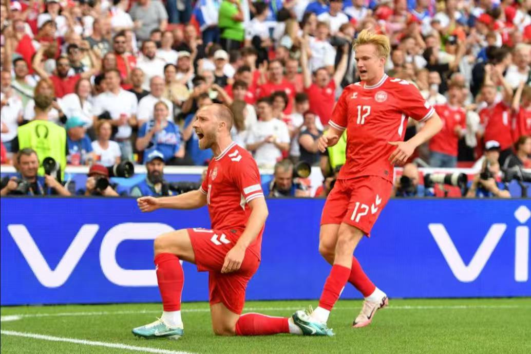 爱游戏亚洲官网-足球场上的精彩碰撞让人不禁赞叹！