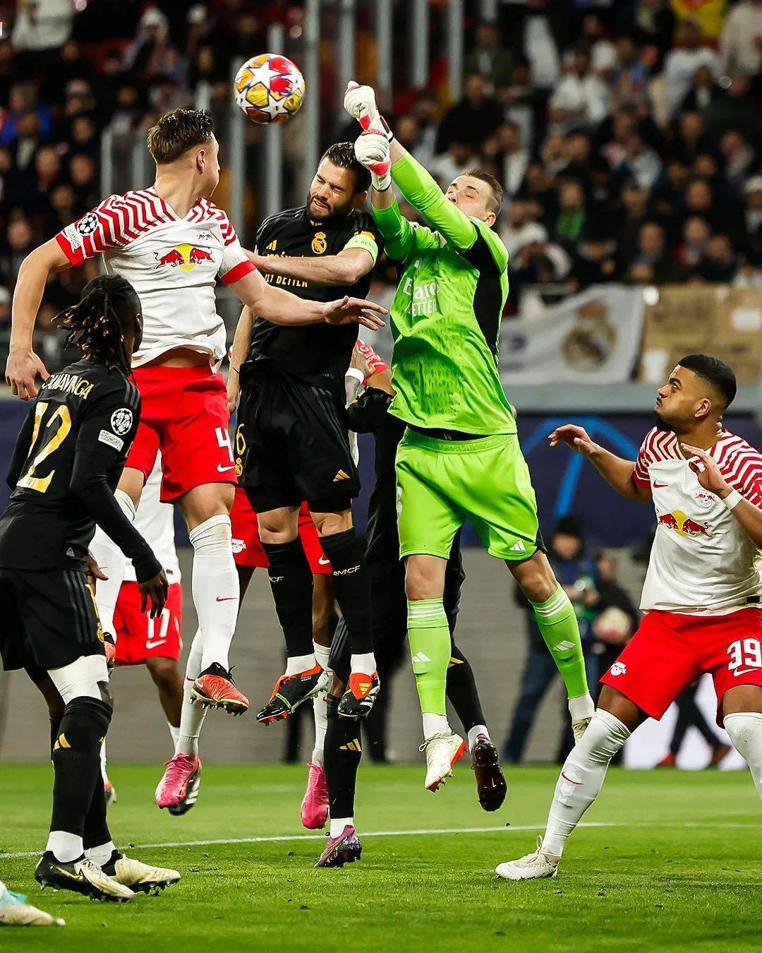 包含皇马一胜一负，晋级形势莫测高低的词条