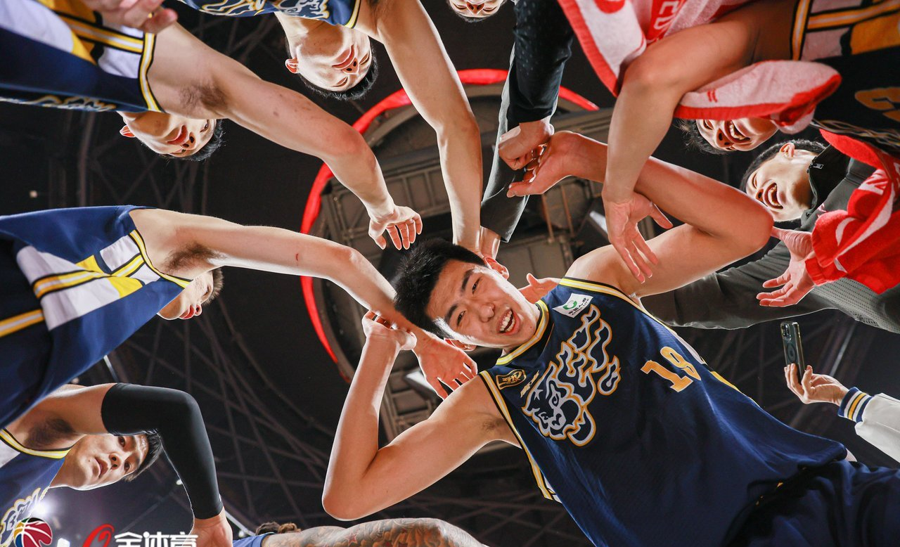 篮球青年选手突破困难，迎战强敌