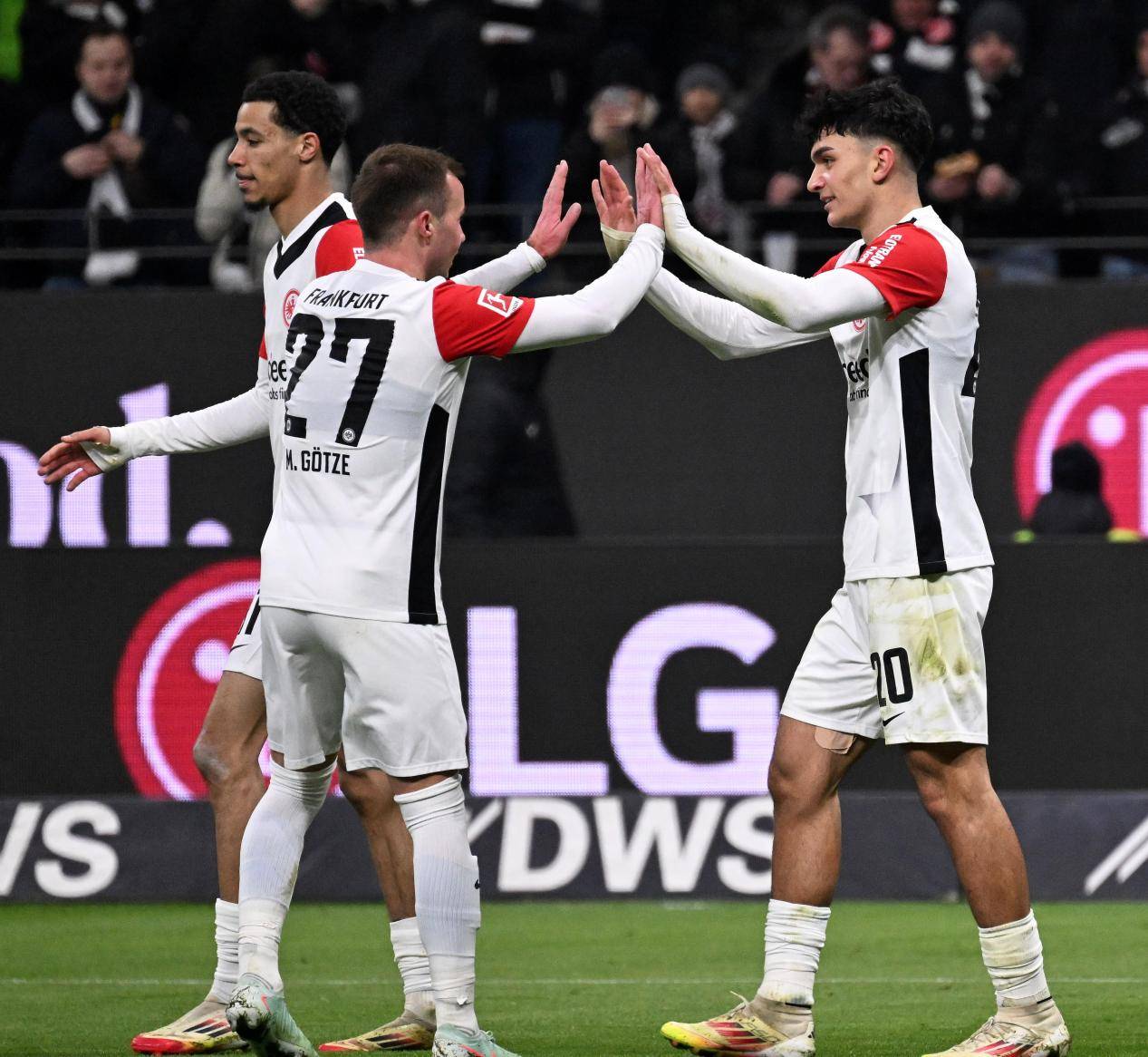 法兰克福球队全队发挥出色，取得胜利