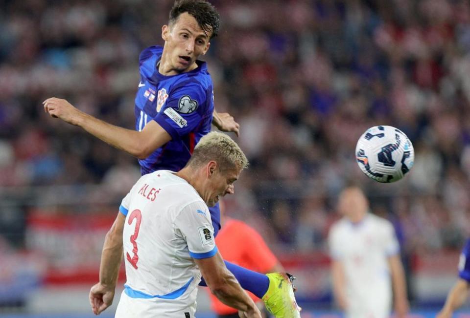 包含捷克队在欧预赛中运气不佳，陷入困境的词条