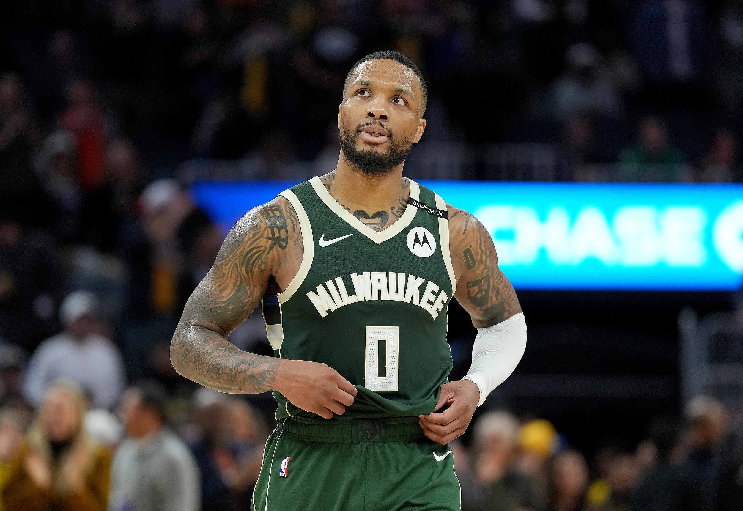 爱游戏官方登录入口-雄鹿遭快船逆袭惨遭两连败