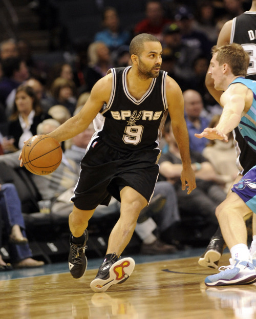 包含书豪22分暴扣宏打，黄蜂胜马刺取得两连胜的词条